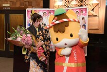 八木節の振付を披露するぐんまちゃん（右）と、見守る桐生麻耶（左）。