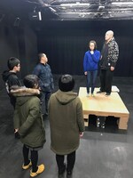 渡辺源四郎商店「背中から四十分」稽古の様子。