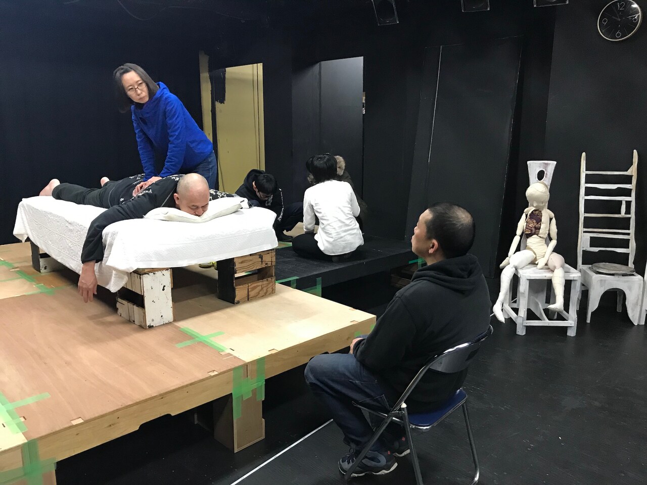 40分間の“マッサージサービス”描く、渡辺源四郎商店「背中から四十分」