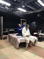 渡辺源四郎商店「背中から四十分」稽古の様子。