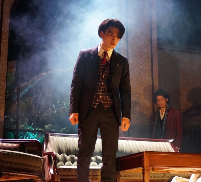 舞台「ONLY SILVER FISH」より。