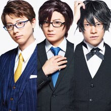 左から塩川渉扮する伊澄久臣、松村泰一郎扮する加賀真実、笹翼扮する聖矢。