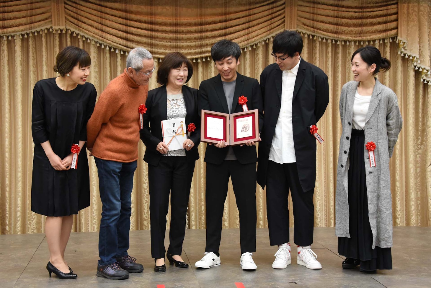 第6回ハヤカワ「悲劇喜劇」賞贈賞式より、左から吉野実紗、高橋長英、宮田慶子、蓬莱竜太、鈴木浩介、高野志穂。