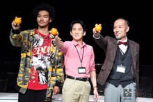 「BLUE/ORANGE」囲み取材より。オレンジを野球のボールのように握る章平（左）、成河（中央）、千葉哲也（右）。