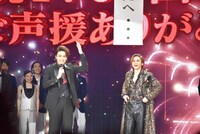 「Endless SHOCK」1700回公演カーテンコールの様子。