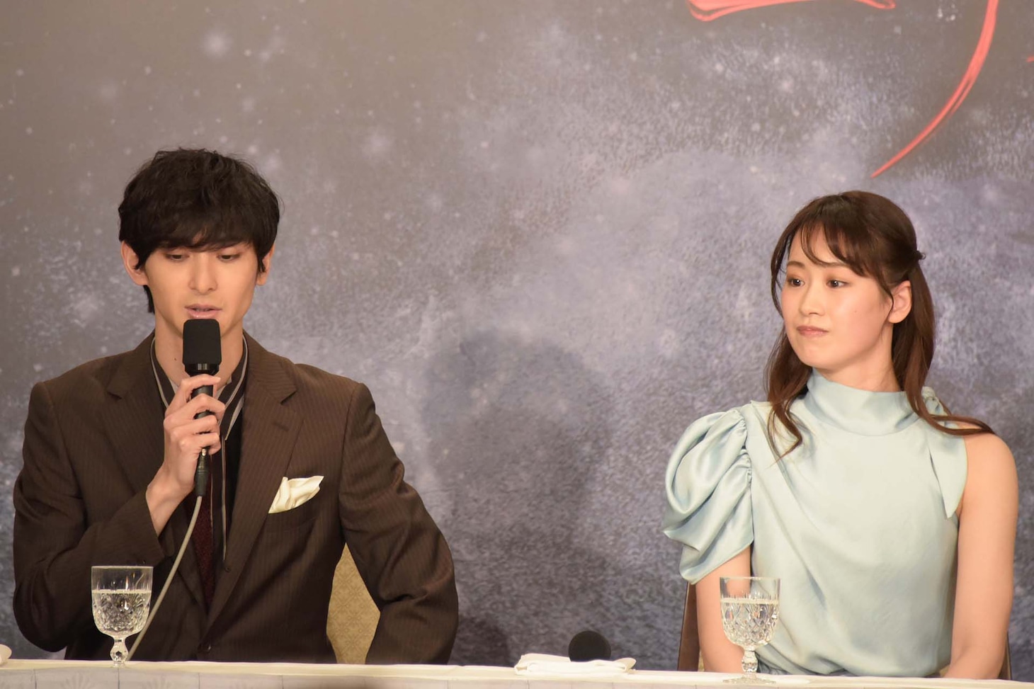 左から古川雄大、愛希れいか。