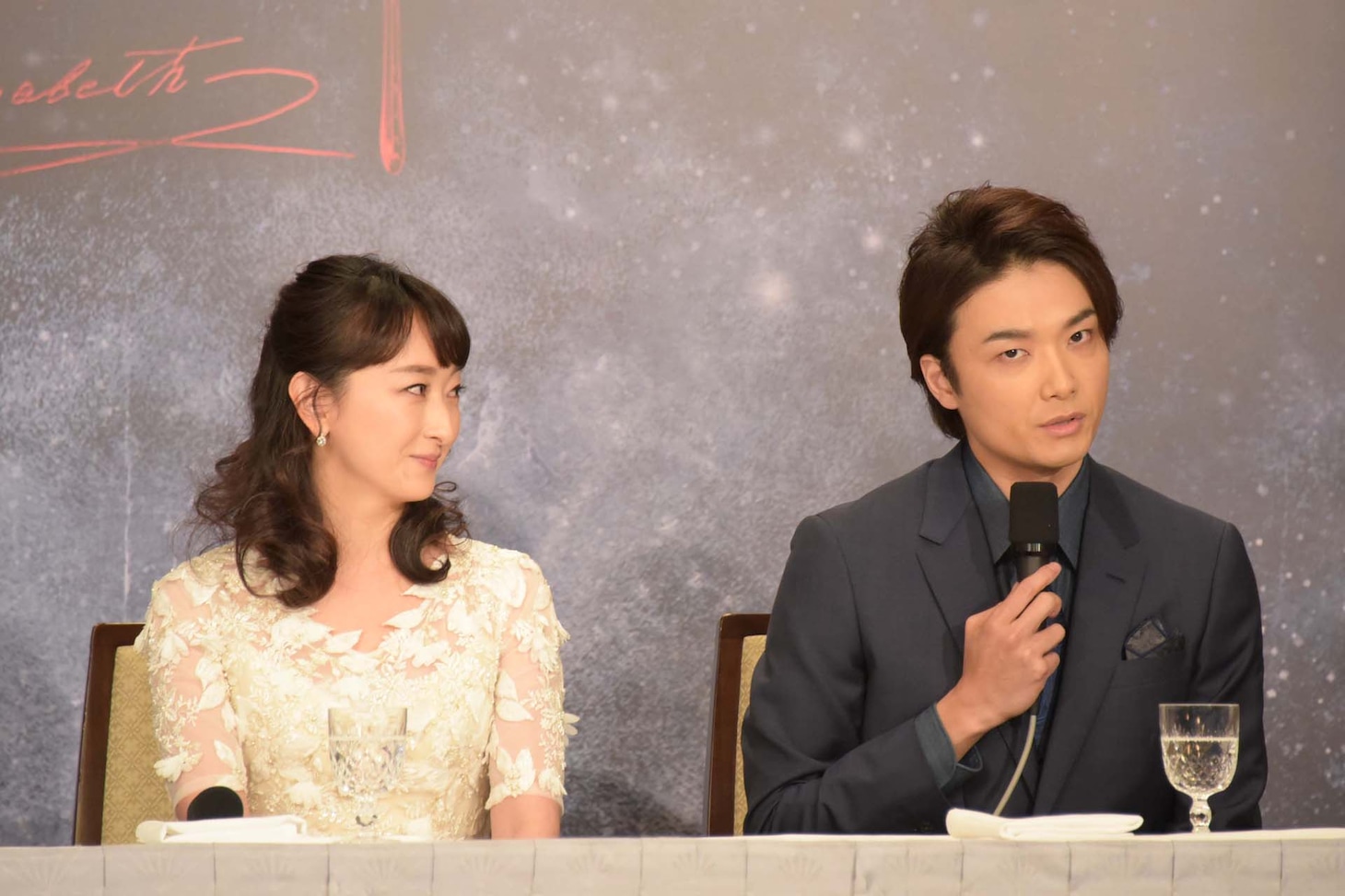 左から花總まり、井上芳雄。
