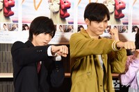 ミュージカル「ハル」囲み取材より。左から七五三掛龍也（Travis Japan / ジャニーズJr.）、薮宏太（Hey! Say! JUMP）。