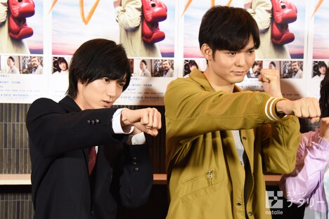 ミュージカル「ハル」囲み取材より。左から七五三掛龍也(Travis Japan / ジャニーズJr.)、薮宏太(Hey! Say! JUMP)。