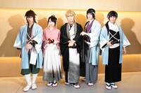 左から沖田総司役の山崎晶吾、雪村千鶴役の本西彩希帆、風間千景役の中河内雅貴、土方歳三役の和田雅成、斎藤一役の赤澤燈。