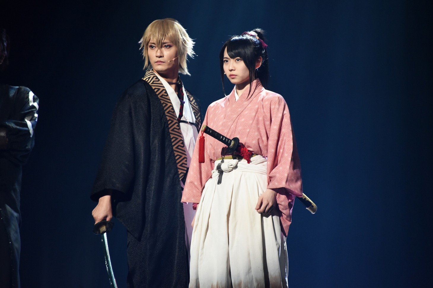 「ミュージカル『薄桜鬼 志譚』風間千景 篇」公開ゲネプロより。左から中河内雅貴演じる風間千景、本西彩希帆演じる雪村千鶴。