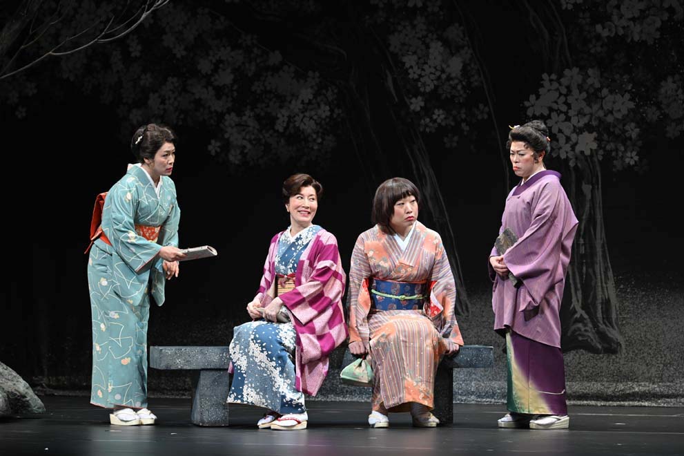 「雪まろげ」より。（写真提供：東宝演劇部）