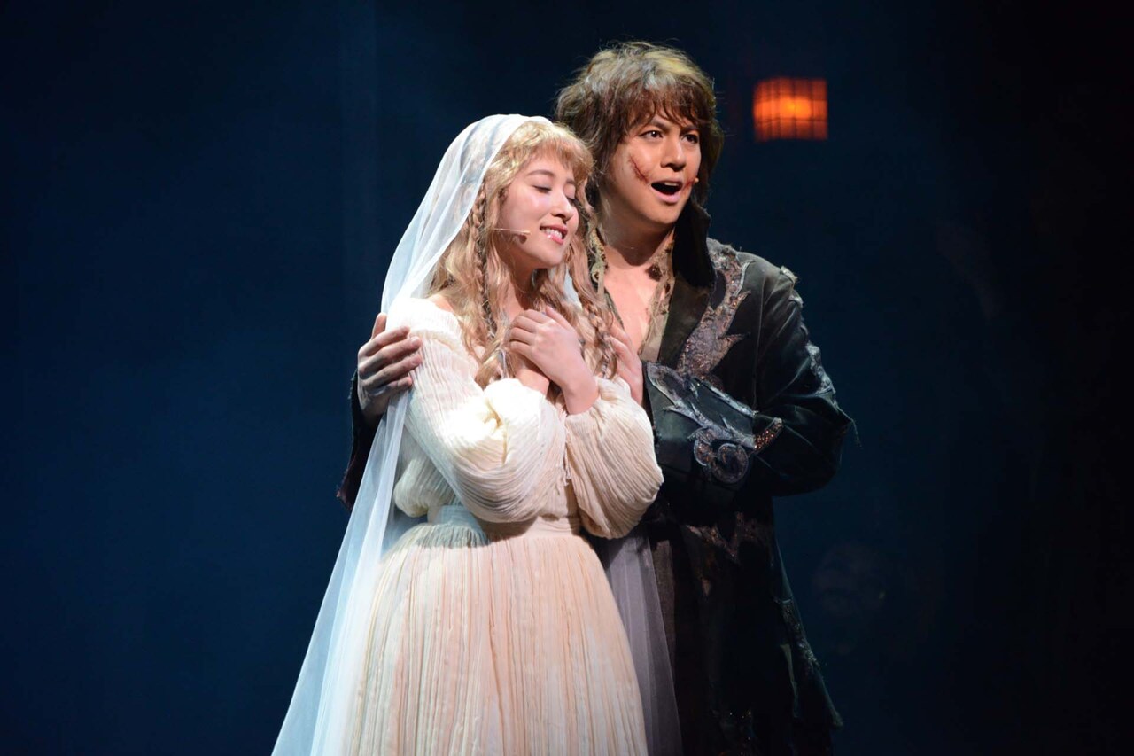 口を裂かれた青年が“本当の笑顔”求め葛藤、浦井健治らの「笑う男」開幕