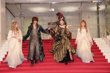 ドレス姿の共演者たちを気遣いつつ、階段を下りる浦井健治（左から2番目）。