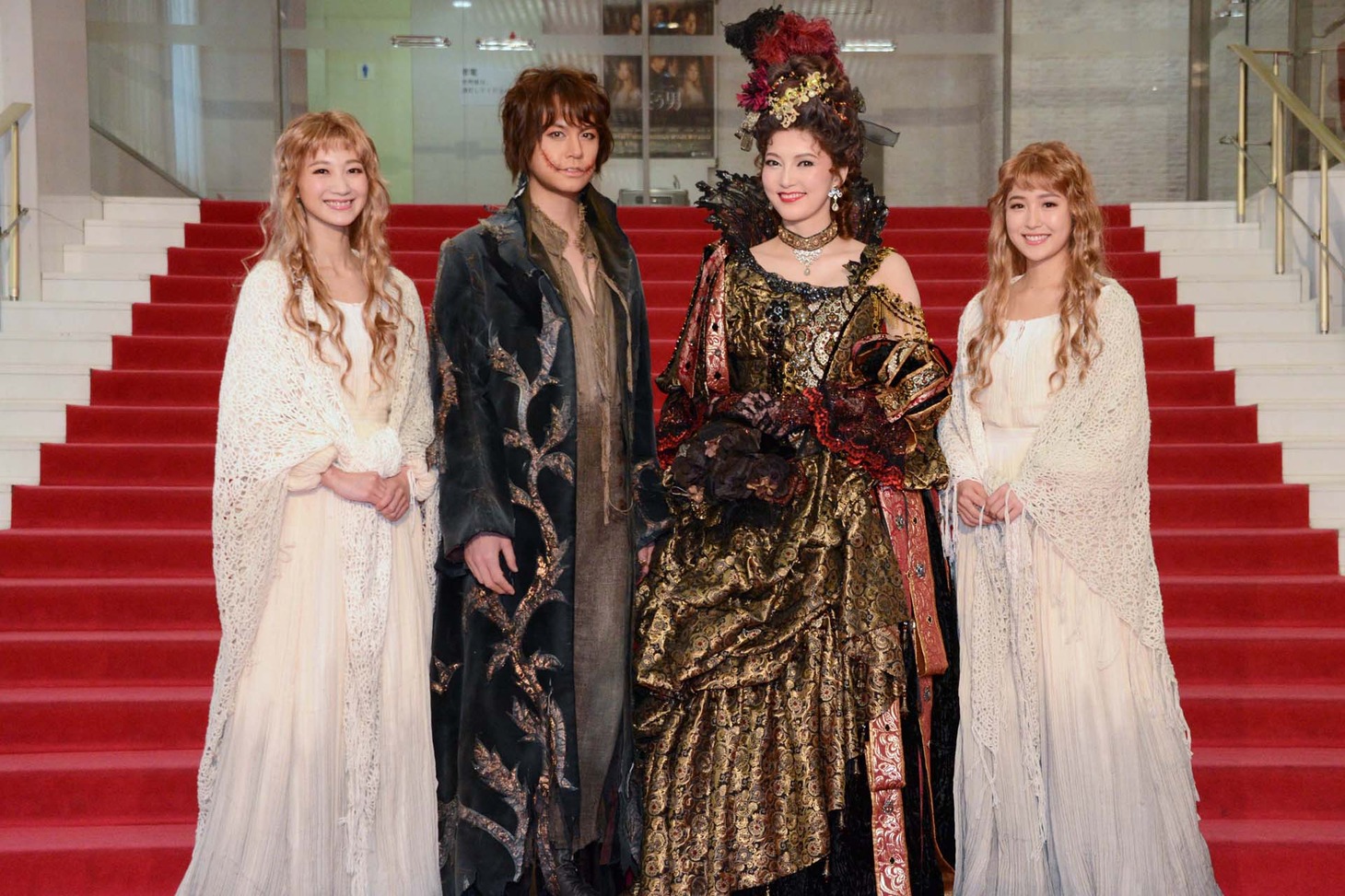 左から夢咲ねね、浦井健治、朝夏まなと、衛藤美彩。