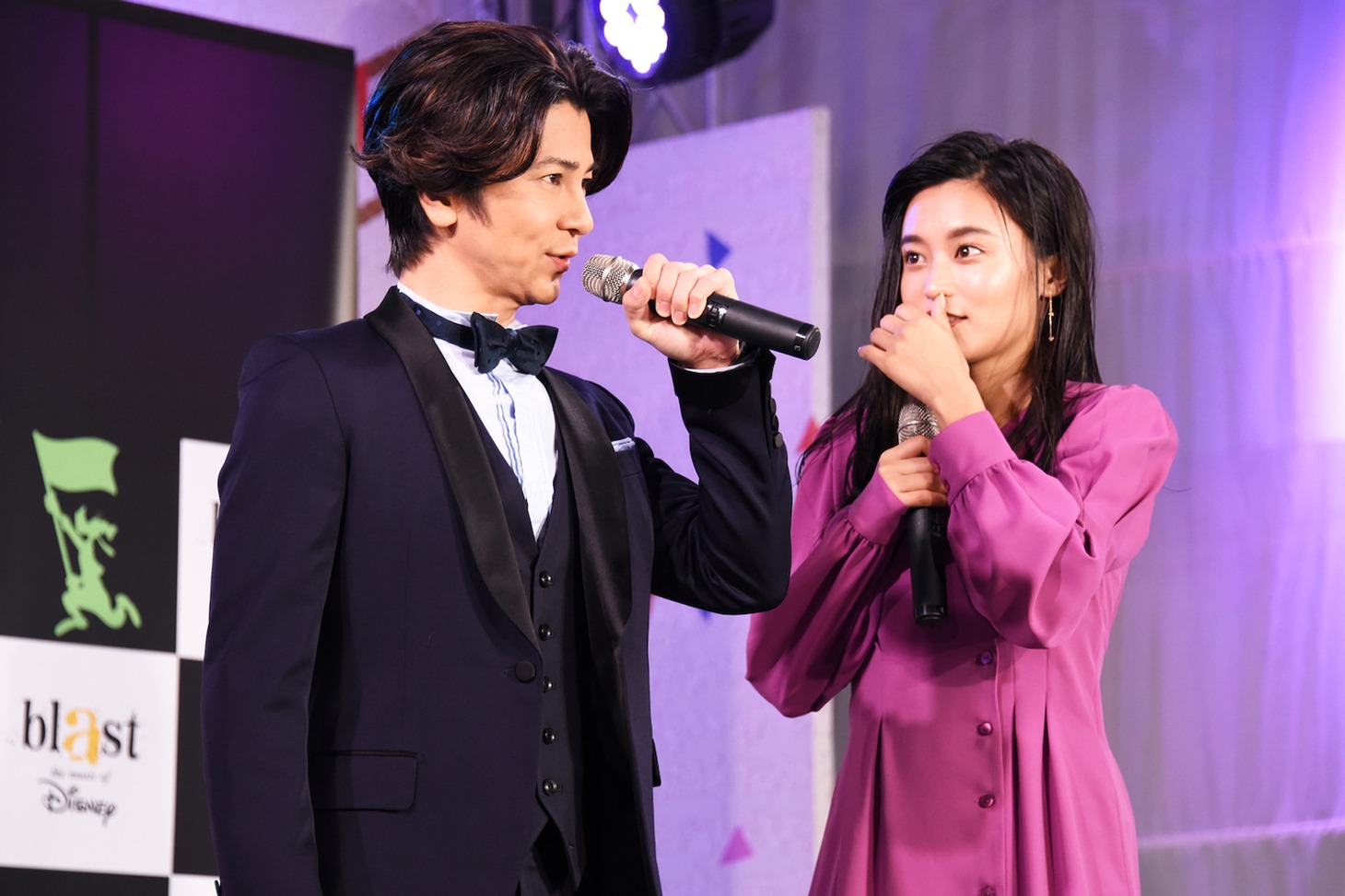 左から武田真治、小島瑠璃子。