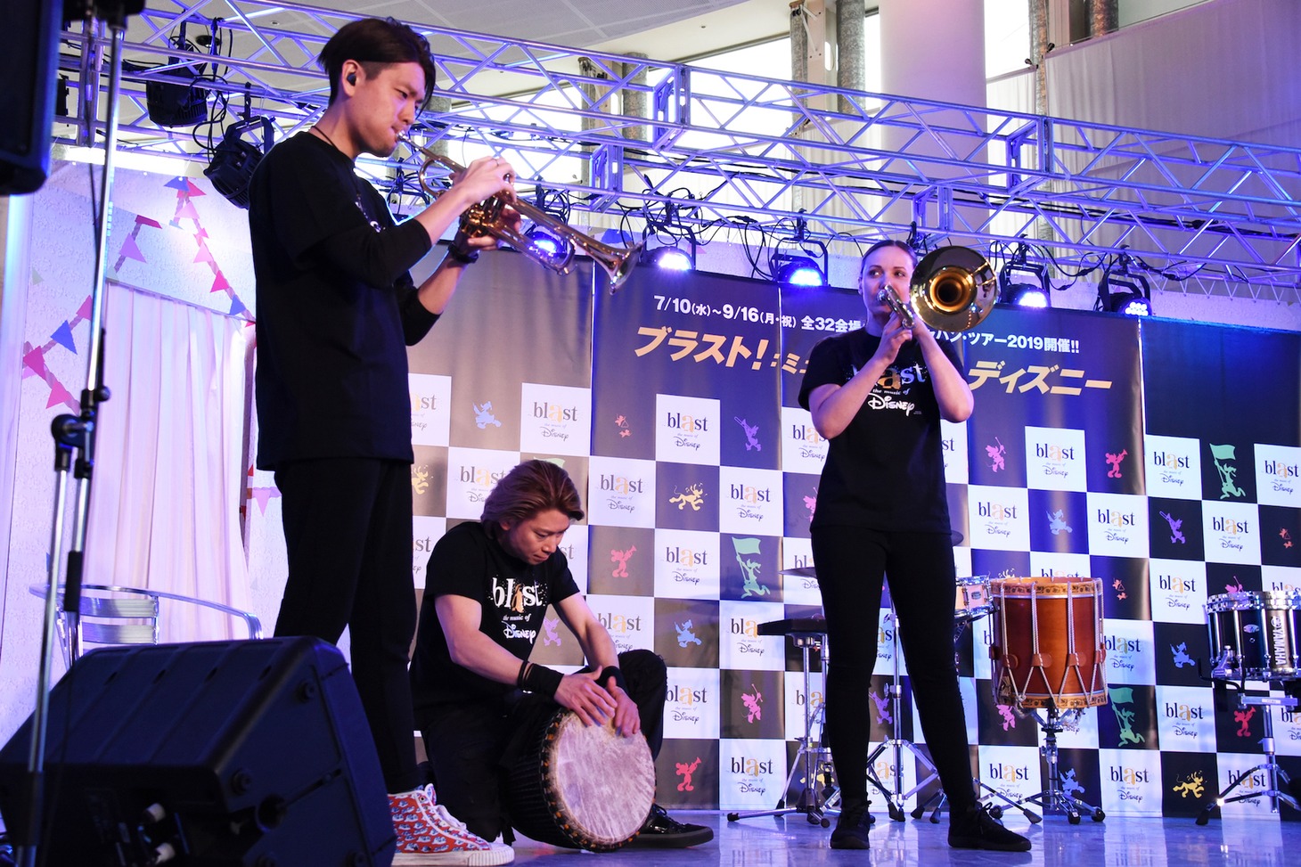 「ブラスト！：ミュージック・オブ・ディズニー」メドレーの様子。