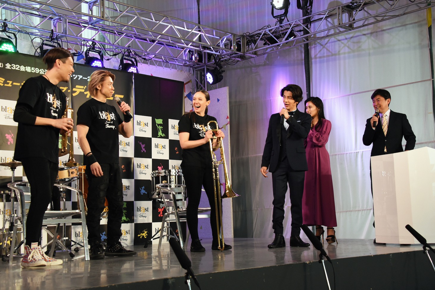 メドレーに感激した様子の武田真治（右から3番目）と小島瑠璃子（右から2番目）。