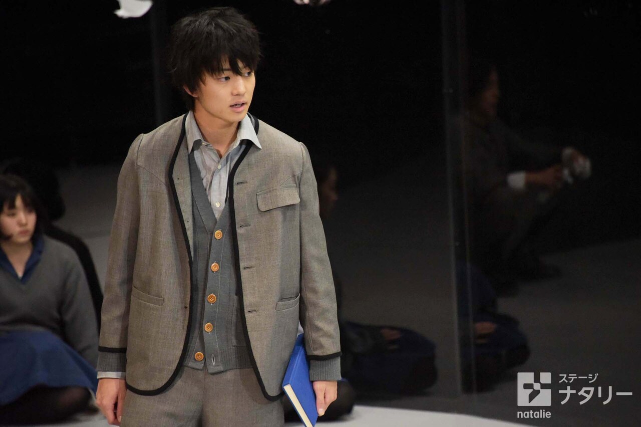 KAAT神奈川芸術劇場プロデュース「春のめざめ」より。