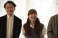 左から白井晃、岡本夏美。