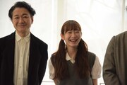 左から白井晃、岡本夏美。