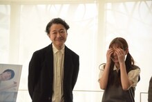 「夏美くんは根性の人」と言う白井晃（左）と、岡本夏美（右）。