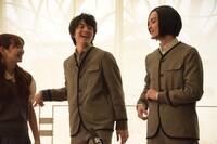 「たまたま入ったご飯屋さんで（伊藤）健太郎と初めて会って、Googleで画像検索をしてから声をかけた」と明かす栗原類（右）。