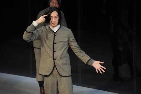 KAAT神奈川芸術劇場プロデュース「春のめざめ」より。