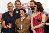 後列左からひのあらた、勝矢。前列左からジェリー・ミッチェル、小池徹平。