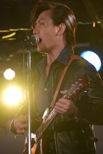 加藤和樹演じるジョン・レノン。