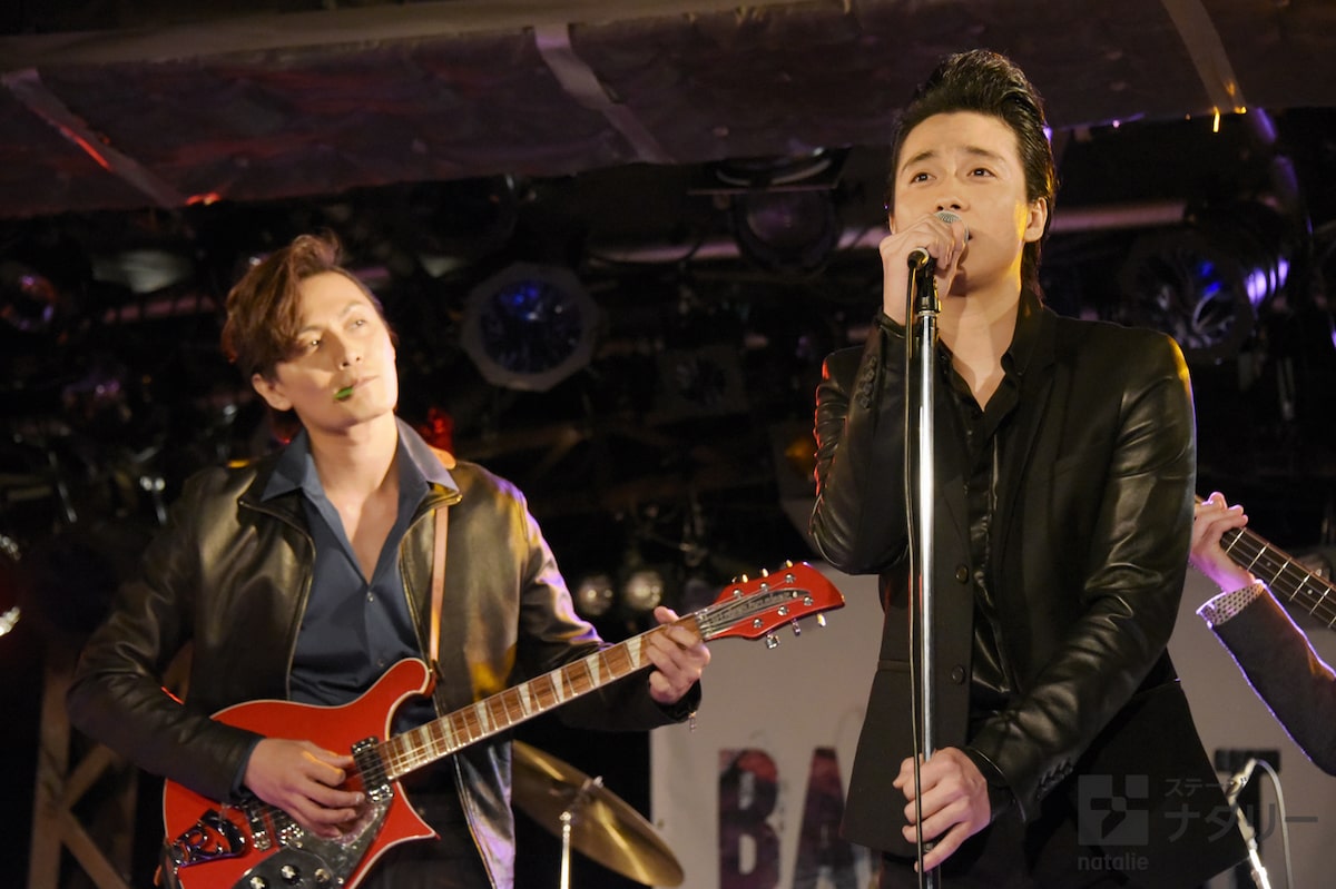 Backbeat 製作発表より 左から加藤和樹演じるジョン レノン 戸塚祥太 A B C Z 演じるスチュアート サトクリフ 戸塚祥太 加藤和樹ら5人のビートルズがbackbeatで生演奏 ツアーもやりたい 画像ギャラリー 1 16 ステージナタリー