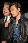 左からブルーノ・コシュミダーほか役の尾藤イサオ、ジョン・レノン役の加藤和樹。