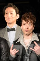 左からブライアン・エプスタインほか役の鈴木壮麻、ポール・マッカートニー役のJUON（FUZZY CONTROL）。