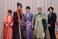 舞台「信長の野望・大志 夢幻 ～本能寺の変～」製作発表会より。左から田中れいな、鶏冠井孝介、谷佳樹、彦摩呂、久保田唱。