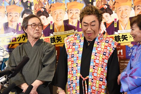 顔は森進一、声は武田鉄矢の合体モノマネ“武田進一”を披露するコロッケ（中央）と、それを見つめる武田鉄矢（左）。