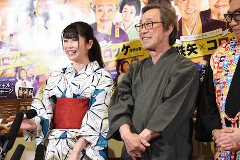 初々しい博多弁を披露する横山由依（左）。