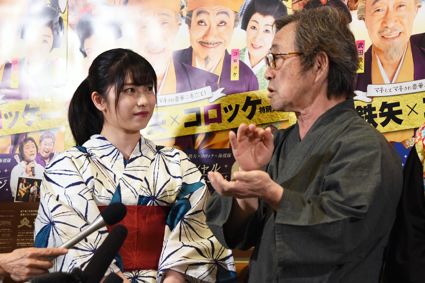 横山由依（左）に博多弁についてのアドバイスを送る武田鉄矢（右）。