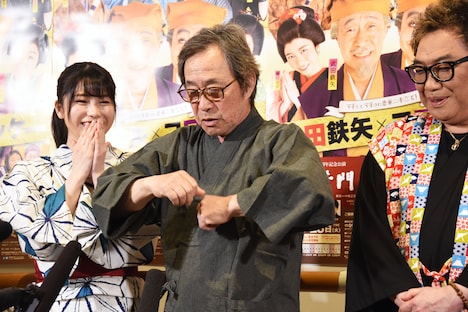 「羽ばたいてもフェロモンが出ない」と言いながら、ひじをバタつかせる武田鉄矢（中央）。