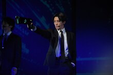 「舞台 PSYCHO-PASS サイコパス Virtue and Vice」ゲネプロより、鈴木拡樹演じる九泉晴人。