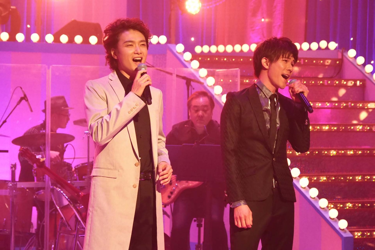 WOWOWライブ「オリジナルミュージカルコメディ 福田雄一×井上芳雄『グリーン＆ブラックス』」#25より、井上芳雄（左）、柿澤勇人（右）。