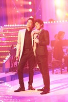 WOWOWライブ「オリジナルミュージカルコメディ 福田雄一×井上芳雄『グリーン＆ブラックス』」#25より、井上芳雄（左）、柿澤勇人（右）。