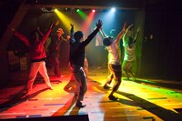 平泳ぎ本店 第6回公演「SAKURA no SONO～平泳ぎ本店 SPECIAL EDITION～」より。（撮影：北原美喜男）