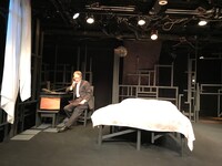 渡辺源四郎商店 第31回公演「背中から四十分」より。（提供：渡辺源四郎商店）