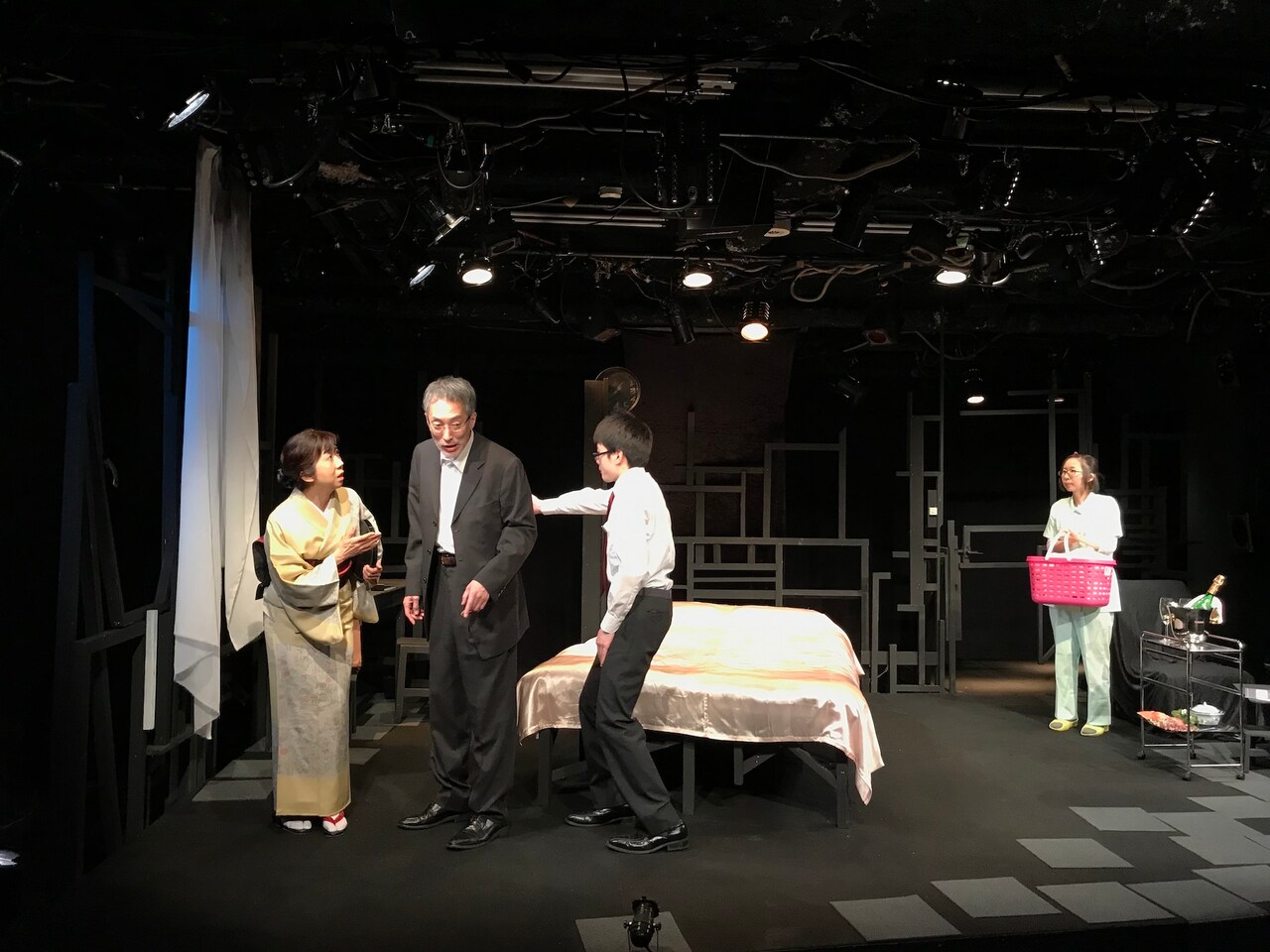 渡辺源四郎商店「背中から四十分」幕開け、畑澤聖悟「時代に即して新しく」