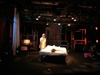 渡辺源四郎商店 第31回公演「背中から四十分」より。（提供：渡辺源四郎商店）