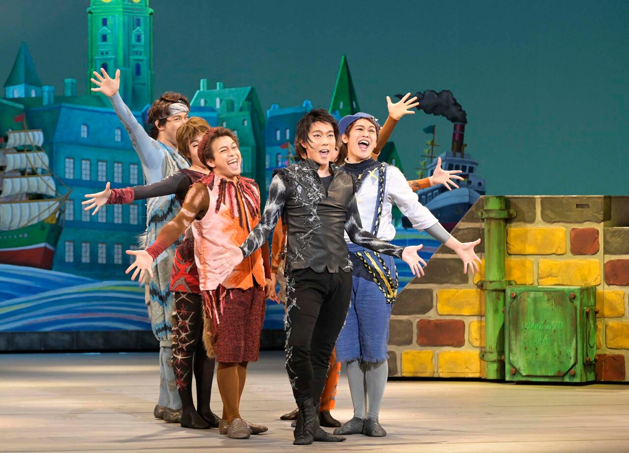 劇団四季 ファミリーミュージカル「カモメに飛ぶことを教えた猫」より。（撮影：上原タカシ）