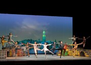 劇団四季 ファミリーミュージカル「カモメに飛ぶことを教えた猫」より。（撮影：上原タカシ）