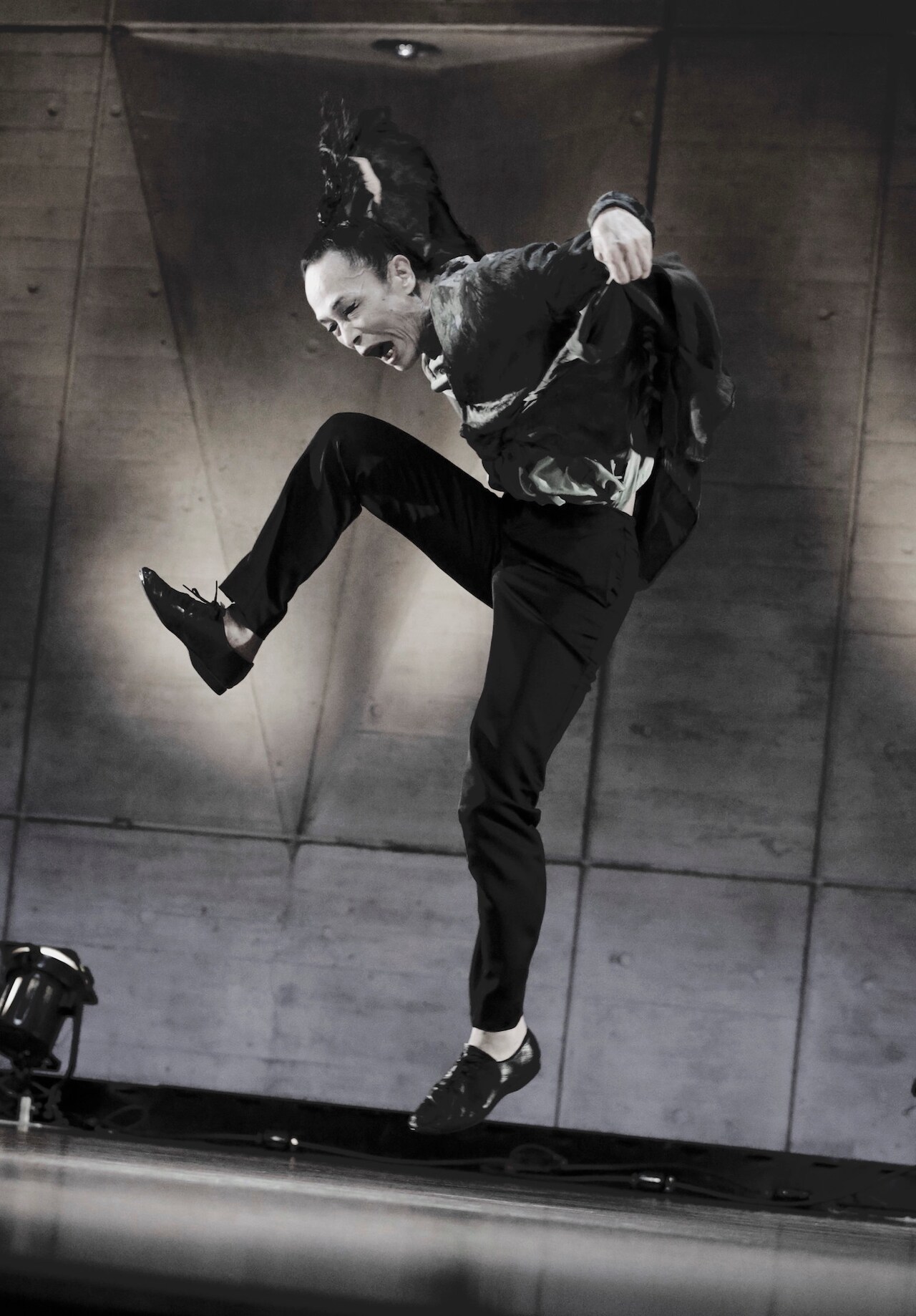 「日本国憲法を踊る」開幕、笠井叡「置かれている状況や変化を感じながら」