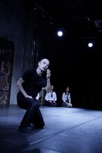 笠井叡「日本国憲法を踊る」より。(c)神山貞次郎