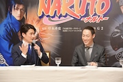 新作歌舞伎「NARUTO-ナルト-」製作発表より、「カラーコンタクトを入れるのが怖くて……」とジェスチャーを交えて語る中村隼人(左)と、隼人の様子に笑う坂東巳之助(右)。